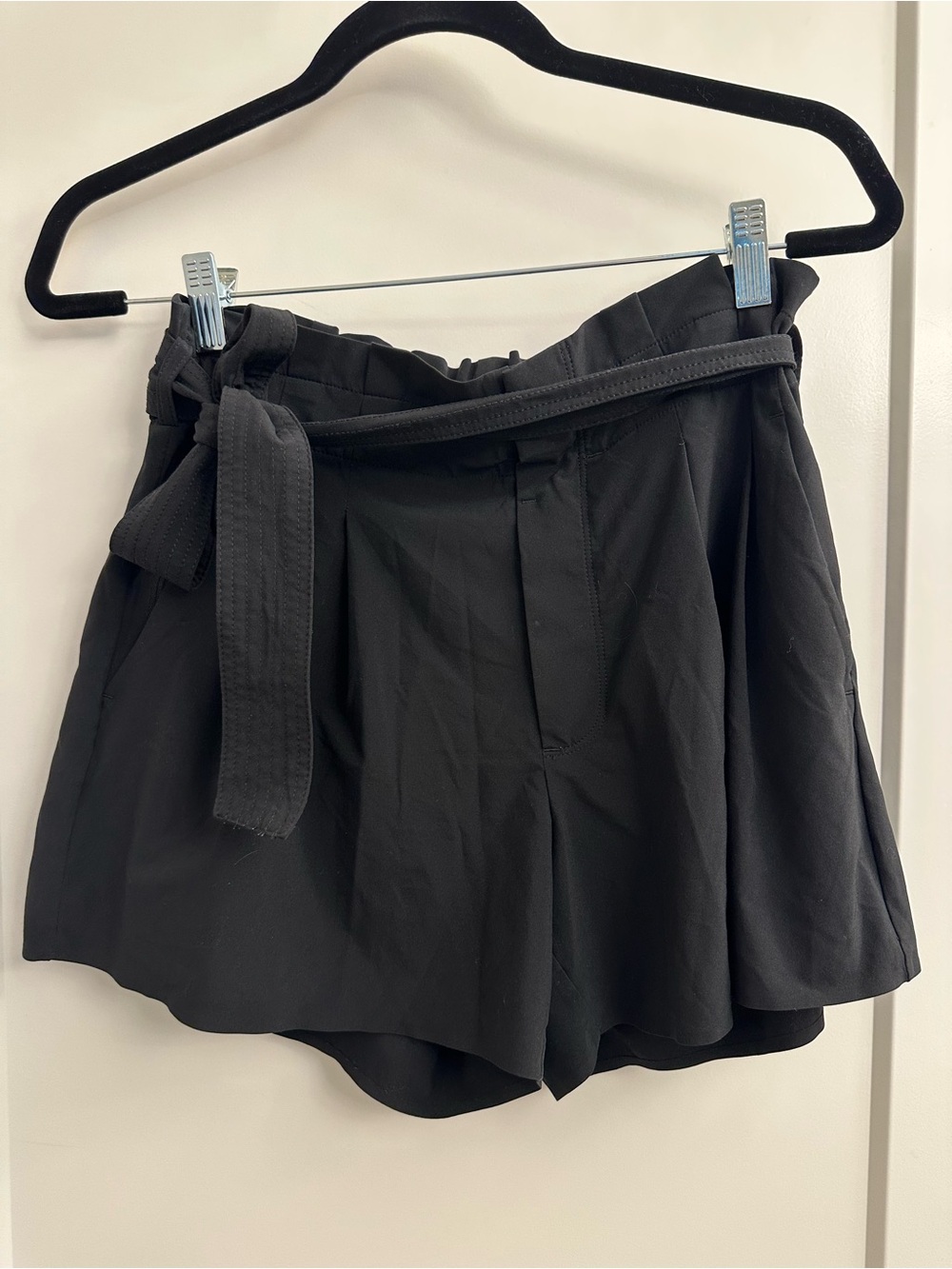 Athleta Skyline II Shorts with tie belt
